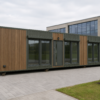 Kantoorunit & woonunit 12 x 3 meter – luxe geïsoleerde modulaire unit 36 m² 40 Luxe geïsoleerde kantoorunit van 12 x 3 meter met houtlook gevelbekleding en grote ramen